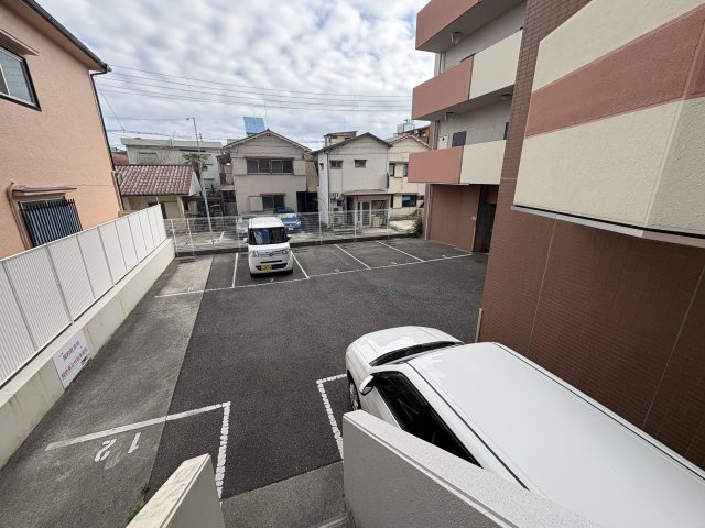 ベルフェリーク新神戸の駐車場