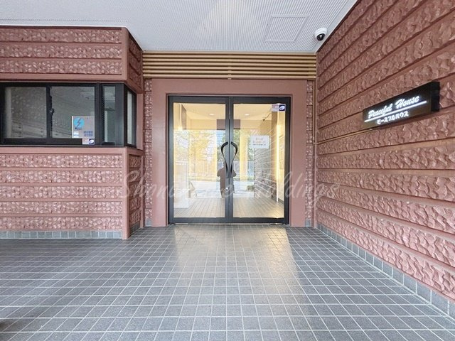 横浜市戸塚区品濃町の賃貸マンションのエントランス