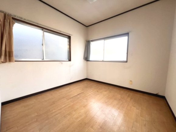 さいたま市見沼区　中古戸建　レトロな趣を楽しむ戸建て｜DIY・リノベ向き物件の洋室|明るい洋室です