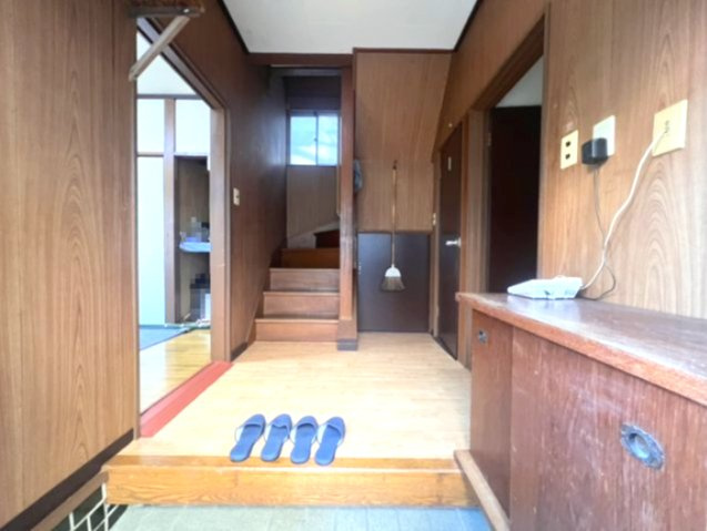 さいたま市見沼区　中古戸建　レトロな趣を楽しむ戸建て｜DIY・リノベ向き物件の玄関|ゆったりとした玄関です