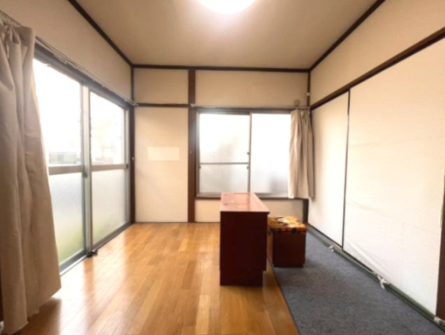 さいたま市見沼区　中古戸建　レトロな趣を楽しむ戸建て｜DIY・リノベ向き物件の洋室|使い勝手のいい洋室です