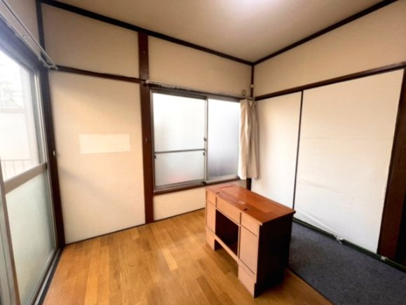 さいたま市見沼区　中古戸建　レトロな趣を楽しむ戸建て｜DIY・リノベ向き物件の洋室|明るい洋室です