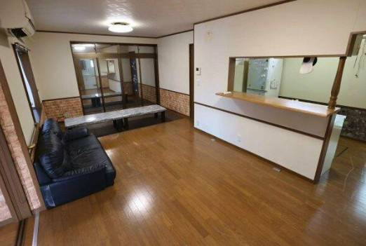 【中古】入間郡毛呂山町西戸中古住宅の居間・リビング|18帖LDK