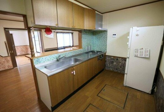 【中古】入間郡毛呂山町西戸中古住宅のキッチン|対面式のシステムキッチンでお料理をしながらリビングを見渡せます！