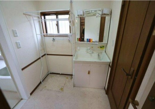 【中古】入間郡毛呂山町西戸中古住宅の独立洗面台|朝の身支度に欠かせない洗面台です！