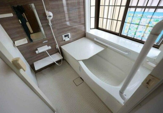 【中古】入間郡毛呂山町西戸中古住宅の浴室|足の伸ばせるバスタブでリラックスタイムを過ごしましょう！