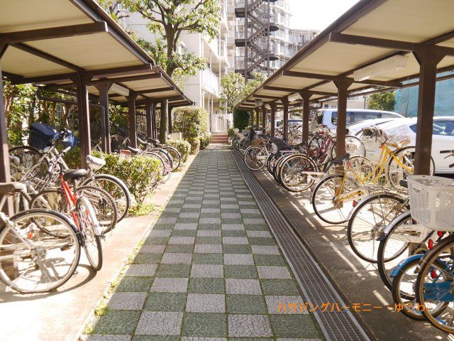 【その他共用部分】 | ハイラーク新赤羽 | 屋根付きの駐輪場となっていますので、雨の日でも大切な自転車が濡れずに済みます。