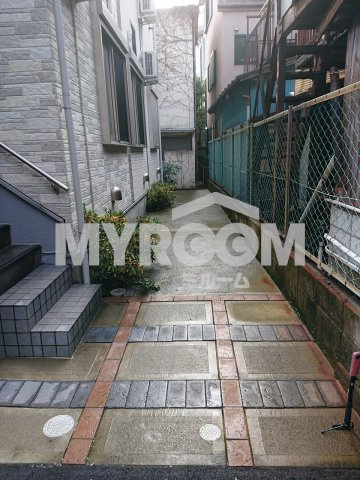 ガーネット高円寺のエントランス