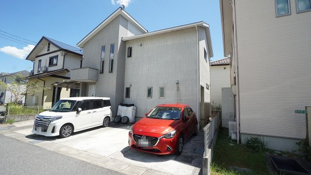 【外観】 | 八本松飯田7丁目　太陽光発電つき４ＬＤＫ＋Ｓ、ウッドデッキ、サンルーム | 太陽光発電5.12ｋＷつき４ＬＤＫ＋Ｓ、ウッドデッキ、サンルームつき戸建て　車３台～駐車可能　※エアコン２台つき