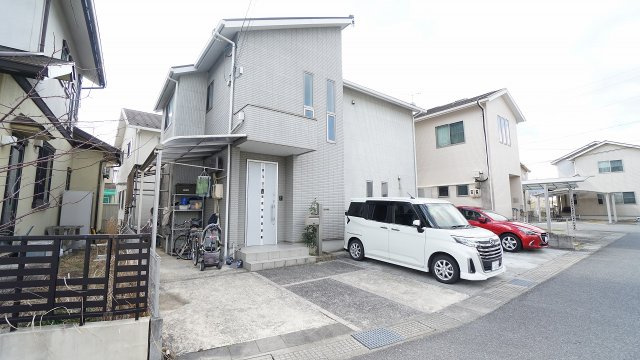 【前面道路含む現地写真】 | 八本松飯田7丁目　太陽光発電つき４ＬＤＫ＋Ｓ、ウッドデッキ、サンルーム | 太陽光発電5.12ｋＷつき４ＬＤＫ＋Ｓ、ウッドデッキ、サンルームつき戸建て　車３台～駐車可能　