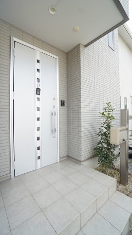 【玄関】 | 八本松飯田7丁目　太陽光発電つき４ＬＤＫ＋Ｓ、ウッドデッキ、サンルーム