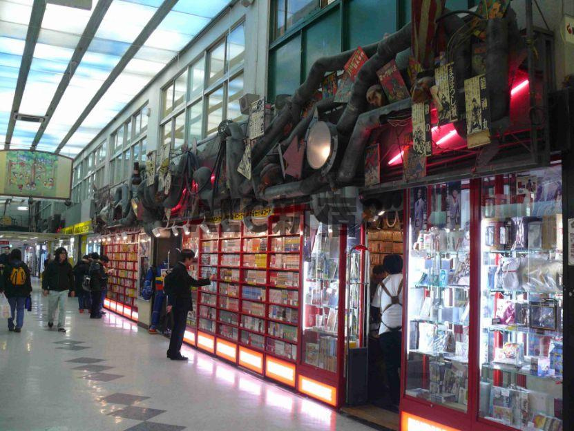 TOP中野第2の周辺|サンモール商店街奥、ブロードウェイ。サブカルの聖地といわれさまざまな雑貨・フィギアなどが。