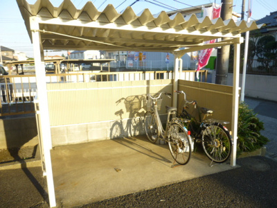 敷地内の駐輪場になります♪