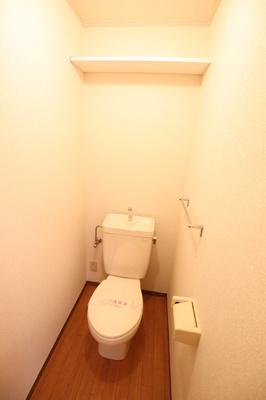 トイレは便利な棚付です