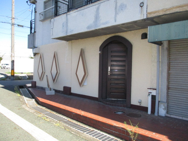 北葛城郡上牧町桜ケ丘１丁目の住宅付店舗戸建の外観