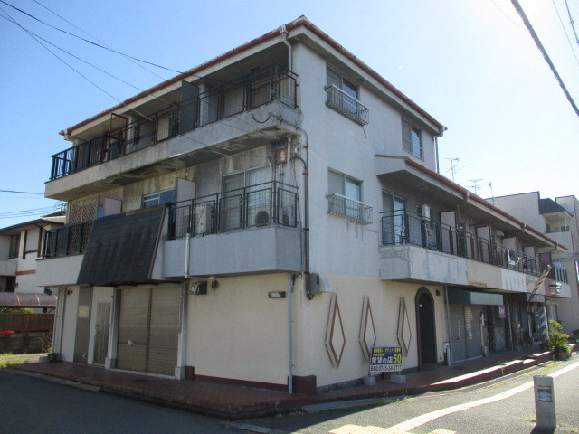 北葛城郡上牧町桜ケ丘１丁目の住宅付店舗戸建の外観