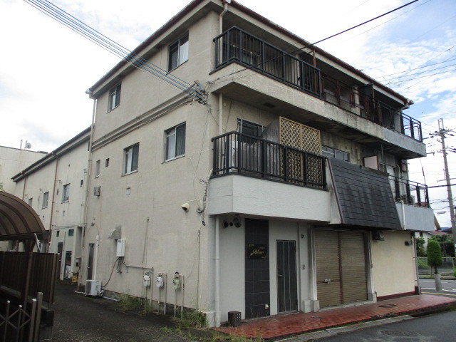 北葛城郡上牧町桜ケ丘１丁目の住宅付店舗戸建の外観