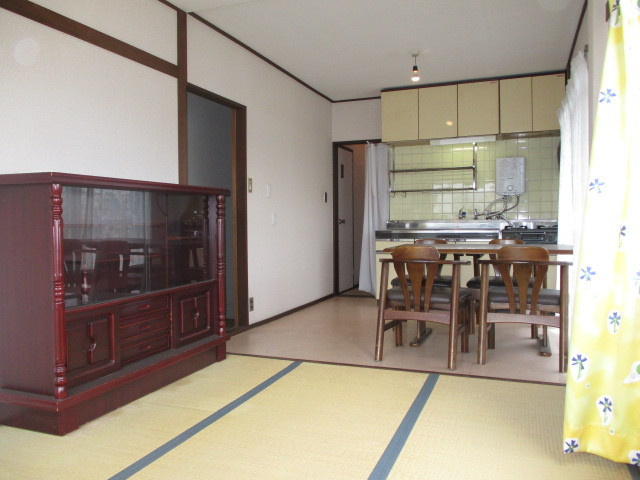 北葛城郡上牧町桜ケ丘１丁目の住宅付店舗戸建の居間・リビング