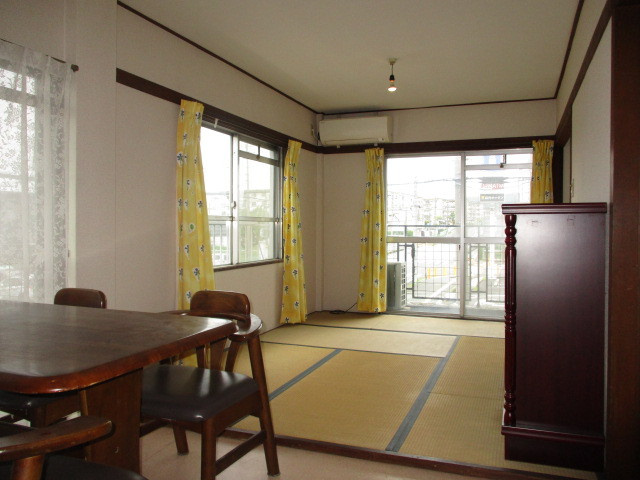 北葛城郡上牧町桜ケ丘１丁目の住宅付店舗戸建の居間・リビング