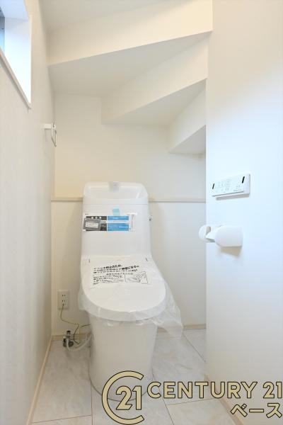 大和高田市春日町２丁目 ／新築一戸建のトイレ|■ウォシュレット完備！トルネード洗浄・フチなし形状でお手入れも楽々ですね！■
