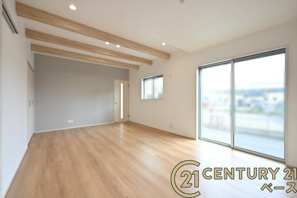 大和高田市春日町２丁目 ／新築一戸建の居間・リビング|■ご家族でくつろいでいただける広々したリビングです！全窓ペアガラス標準装備！■