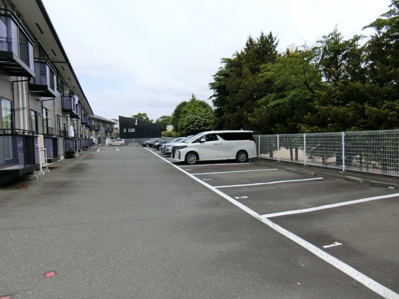 コート・グランドールB棟の駐車場