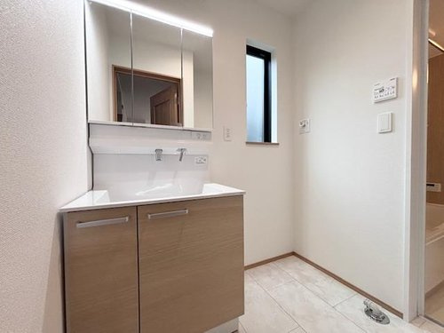 【Heartfull Town】向台町６丁目1123番の洗面所|機能的でありながらシンプルなスタイルの洗面化粧台。大容量のベースキャビネットと全収納型のミラーキャビネットで細かいものもスッキリ収納。お手入れも簡単です。