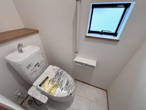 【Heartfull Town】向台町６丁目1123番のトイレ|窓付きのトイレスペース。陽射し差し込む明るい空間となっております。また、換気環境も良好です♪