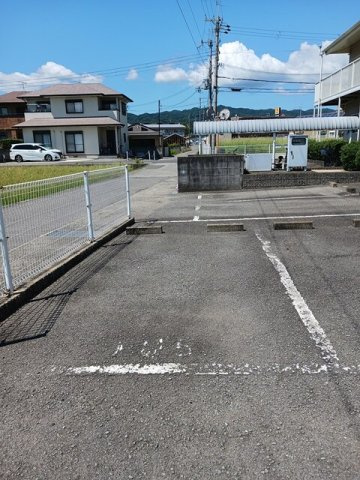 【駐車場】 | アーバンハウスⅡ | 車をお持ちの方に嬉しい駐車場付きの物件です