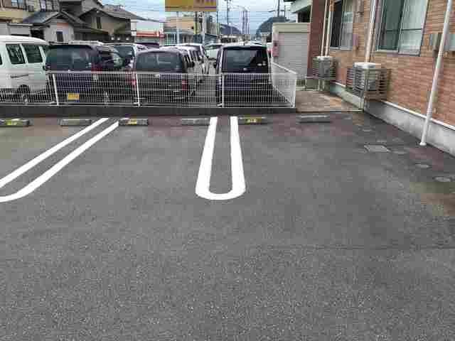 クラール　アロッジオの駐車場