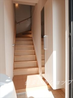 ティ・シュティル　Ⅲ番館の玄関|ミラー付き大型シューズボックス