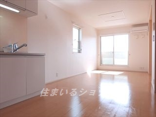 ティ・シュティル　Ⅲ番館の居間・リビング|明るい角部屋・エアコン付き