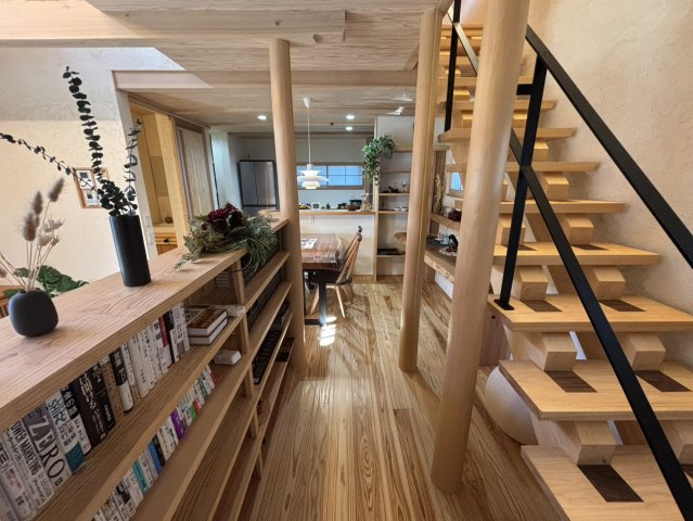 宮の台－戸建て(益城町宮園)の居間・リビング|造作本棚