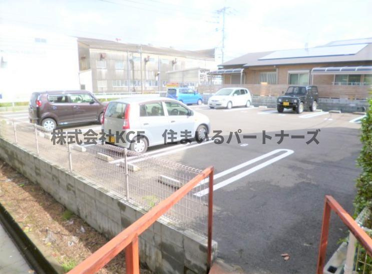 久留米市津福本町のアパートの駐車場|駐車場完備です