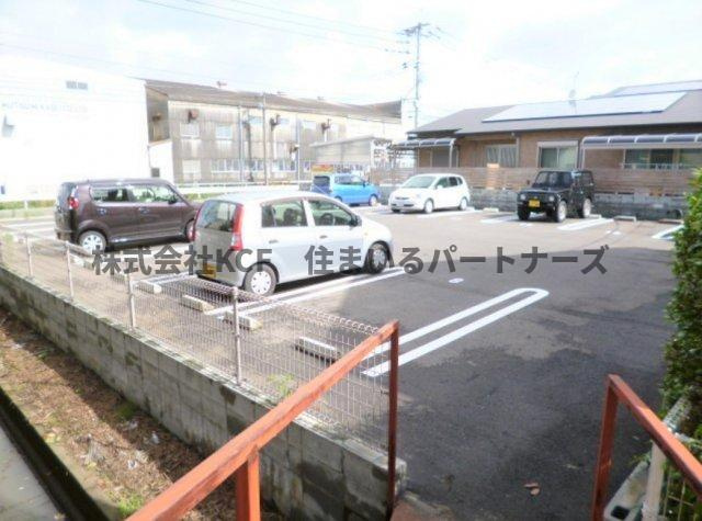 ファミリーハイツ津福の駐車場|カースペースがあります
