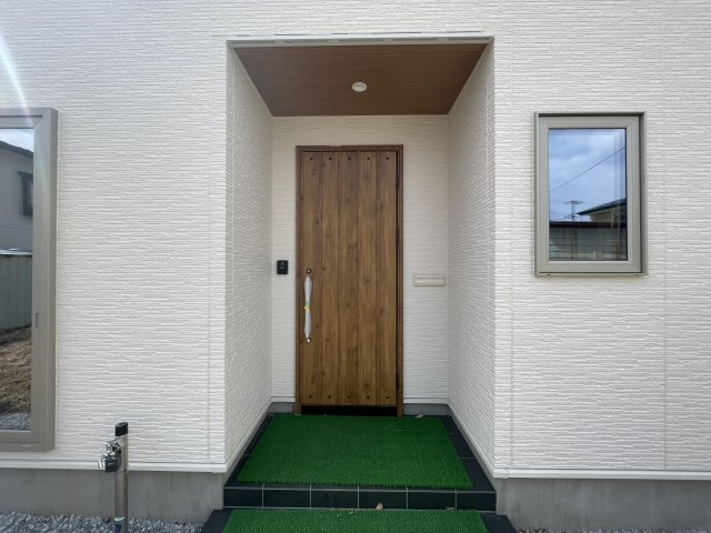 八戸市新井田字長宝野の玄関
