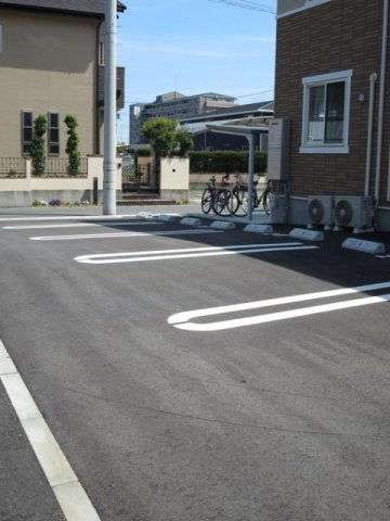クラール　安宅Ｃの駐車場