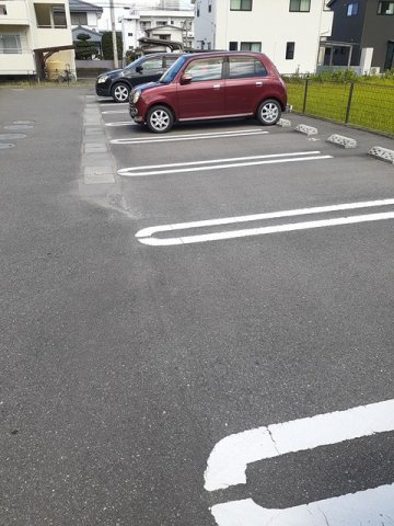 フォー　シュラインＢの駐車場