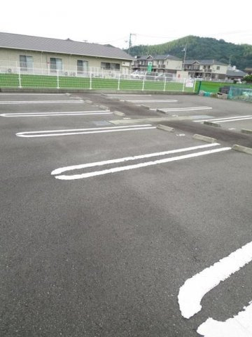 ストロベリーガーデンＡの駐車場