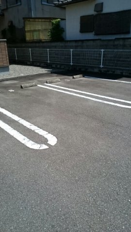 マーヴェラスＢの駐車場
