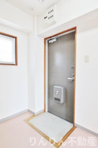 ベイシス東山手の玄関|明るい玄関です