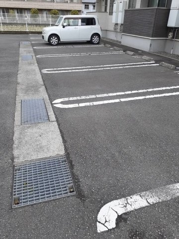 ストロベリーガーデンＢの駐車場
