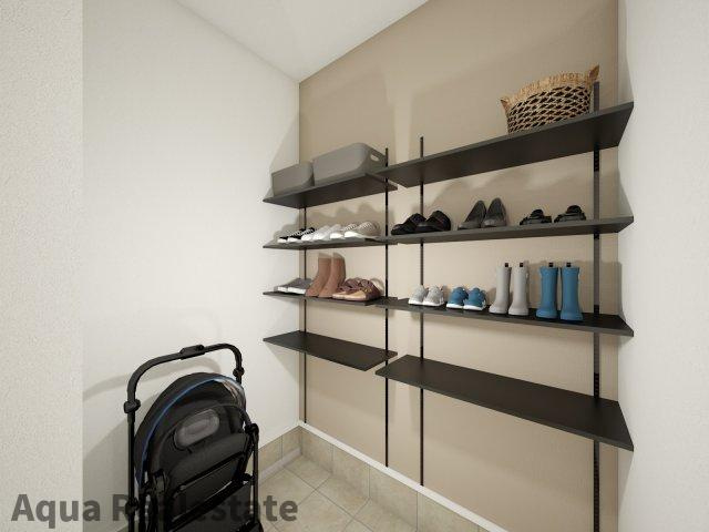 丸亀市飯野町西分の新築一戸建の玄関|収納もある玄関です