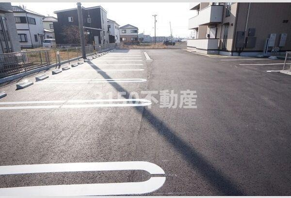 レジデンス　グレイスの駐車場