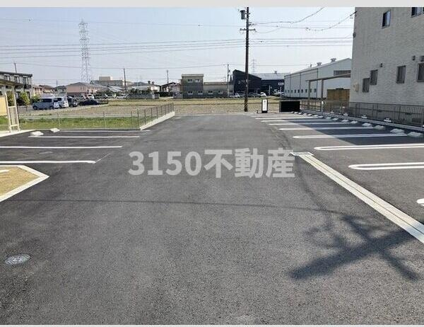 レジデンス　グレイスの駐車場