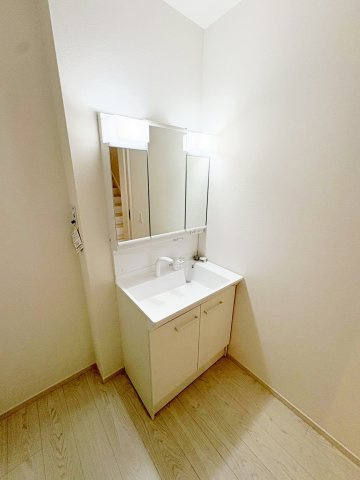 醍醐大高町　２号棟の洗面所|【２号棟】
1日の始まりの朝、歯磨きをしたりメイクや髪をセットしたり…使いやすさが考えられた洗面です。