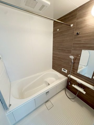 醍醐大高町　２号棟の浴室|【２号棟】
空気もこもらずいつもクリーンな浴室暖房換気乾燥機を標準装備。浴槽は足を伸ばせる1坪タイプです。