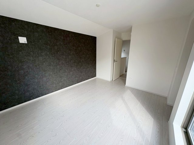 醍醐大高町　２号棟の洋室|【２号棟】
変化のあるクロス（壁紙）で奥行きと立体感が感じられます。