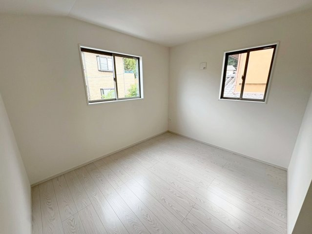 醍醐大高町　２号棟の洋室|【２号棟】
2階は全部で4部屋ございます。お子様の一人部屋やリモートワーク用のお部屋をつくったりなど…ライフスタイルに合わせてお使いいただけます♪