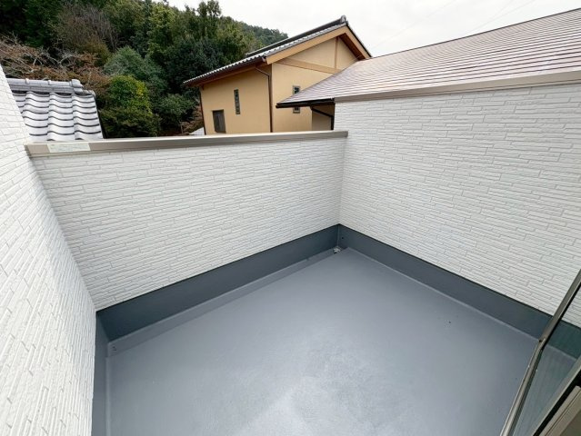 醍醐大高町　２号棟のバルコニー|【２号棟】
バルコニーから取り入れたお洗濯物はそのままウォークインクローゼットに収納できる家事楽同線です。